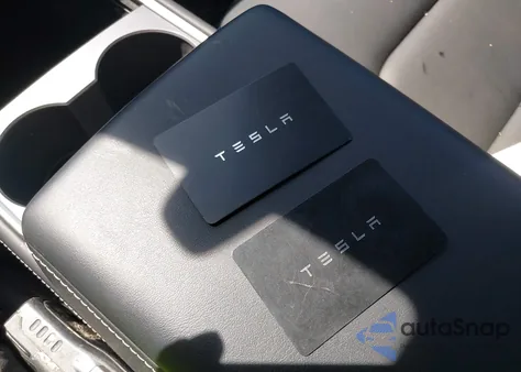 2023 Tesla Model Y Awd/Long Range Dual Motor All-Wheel Drive z USA, uszkodzony, nr VIN 7SAYGDEE8PA191415